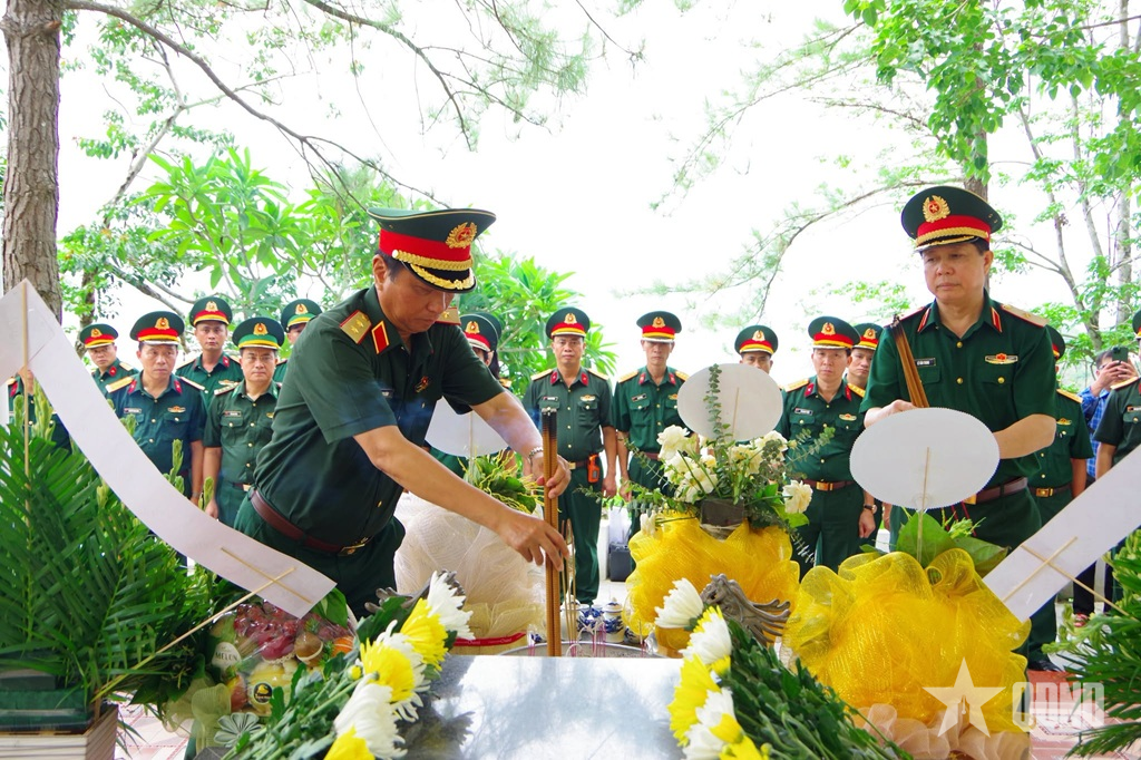 Tư lệnh Quân khu 4 dâng hương tri ân các anh hùng liệt sĩ, kiểm tra nhiệm vụ tại Đảo Mê